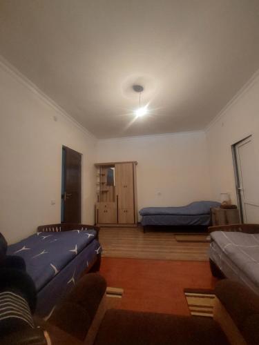 una sala de estar con dos camas y un sofá en Sam HOTEL, en Noyemberyan