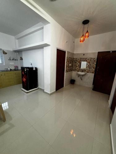 a large room with a sink and a bathroom at The Dream Stay Villa in Puducherry