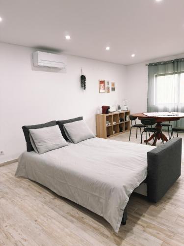 um quarto com uma cama grande e uma mesa em The Green House em Alvor