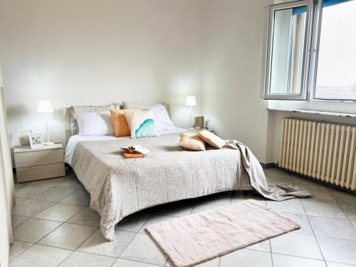 Un dormitorio blanco con una cama grande con almohadas. en Quick Home Binario Zero, en Santhià