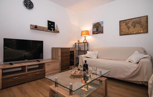 TV a/nebo společenská místnost v ubytování Holiday Home Postira With Fireplace Vii