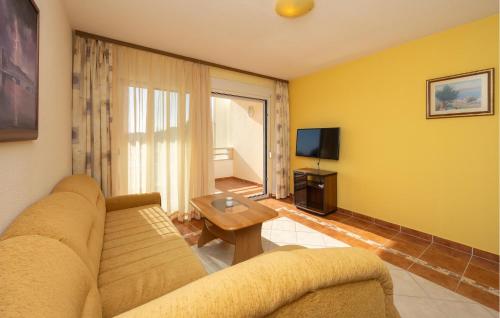 Amazing Apartment In Okrug Gornji With Wifi