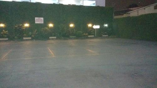 um parque de estacionamento vazio à noite com luzes de rua em Hotel Free (Adult Only) no Rio de Janeiro