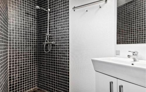 Ένα μπάνιο στο 2 Bedroom Awesome Home In Kibæk