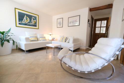 Χώρος καθιστικού στο Semi-detached provencal farm with swimming pool