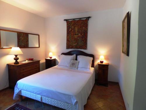 Ένα ή περισσότερα κρεβάτια σε δωμάτιο στο Semi-detached provencal farm with swimming pool