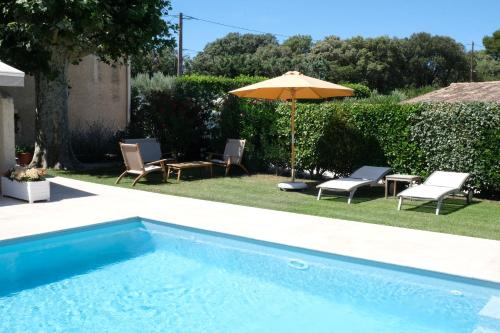 Πισίνα στο ή κοντά στο Semi-detached provencal farm with swimming pool