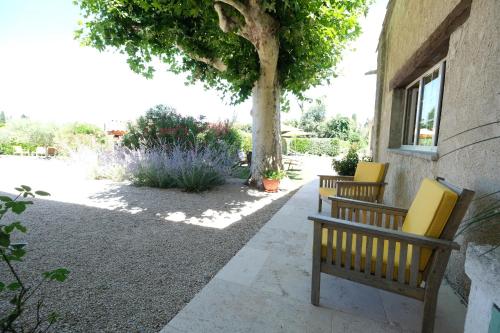 Κήπος έξω από το Semi-detached provencal farm with swimming pool