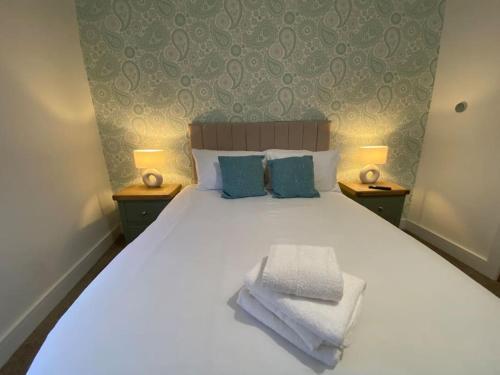 Ένα ή περισσότερα κρεβάτια σε δωμάτιο στο 1 Smithhills Sleeps 5 Central and Spacious