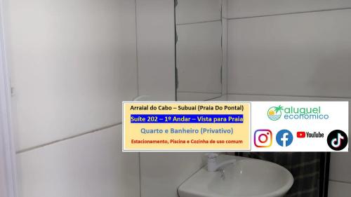 a sign above a toilet in a bathroom at Arraial do Cabo – Subuai Village - Aluguel Econômico in Arraial do Cabo