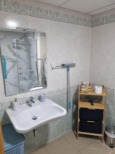 a bathroom with a sink and a mirror at Ap Skerup Calpe City cerca Playa in Calpe