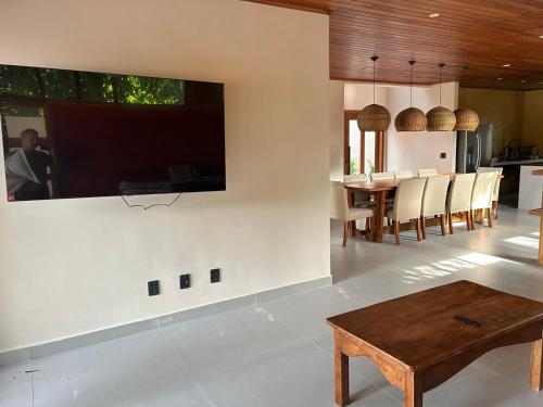 TV a/nebo společenská místnost v ubytování New house, 10 mins walk to Beach & Quadrado