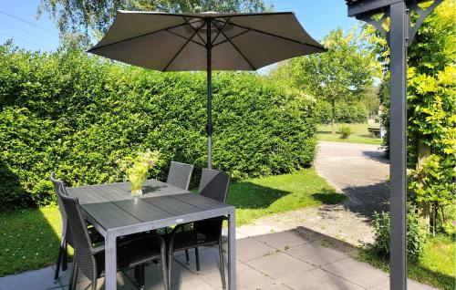 Κήπος έξω από το Nice Home In Heinkenszand With Wifi