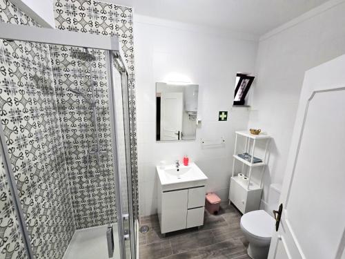 a bathroom with a shower and a sink and a toilet at Apartamento Praia Fuzeta 2 in Fuzeta