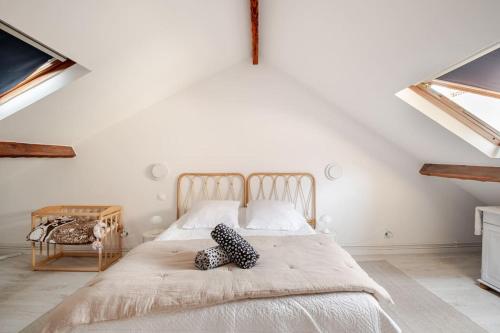 une chambre avec un grand lit avec deux oreillers dessus dans l'établissement Duplex spacieux, 10 min de Paris, à Puteaux