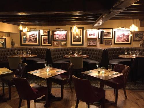 A restaurant or other place to eat at Crown Hotel 