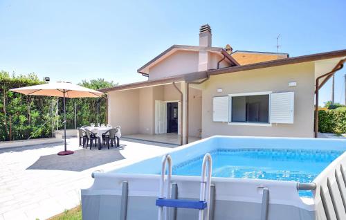 a villa with a swimming pool and a house at 3 Bedroom Cozy Home In Piano Di Mommio in Piano di Mommio