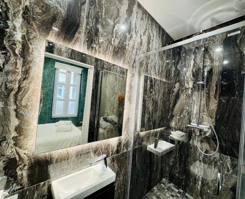 a bathroom with a sink and a mirror at Le Besson, 2 pièces au cœur de la ville in Trouville-sur-Mer
