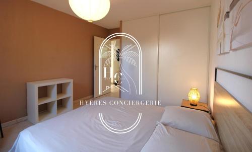une chambre avec un lit blanc et un miroir dans l'établissement Côté Port T3 Clim pk Wifi Plage By HC, à Hyères
