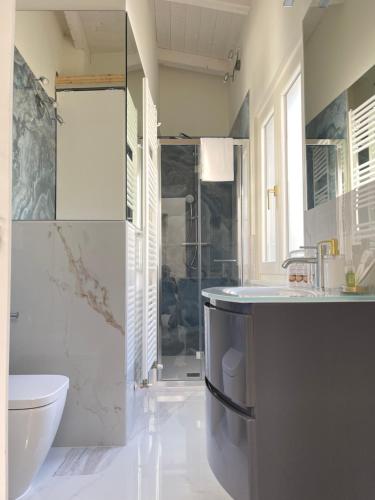 Bagno di La CHARTREUSE Luxury Suites