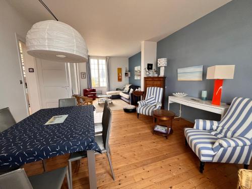 un salon avec une table et des chaises dans l'établissement Kersimoun - F3 Spacieux - 1er Et face Mer & Plage, à Saint-Aubin-sur-Mer