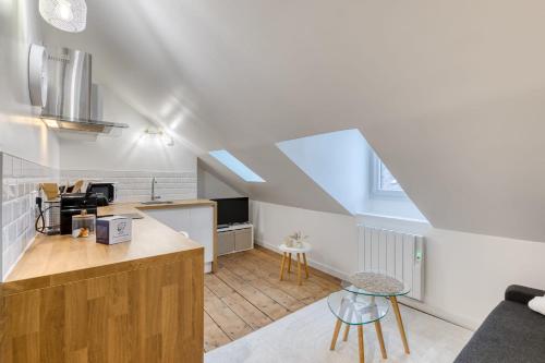Il comprend une cuisine et un salon avec un escalier. dans l'établissement Bertille studio atypique en centre ville, à Rouen