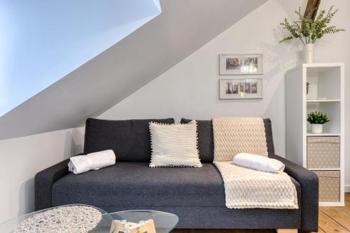 un salon avec un canapé et une table dans l'établissement Bertille studio atypique en centre ville, à Rouen