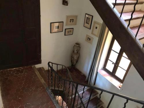 a stairway with a statue of a lion on a wall at La Maison Joly in Ménerbes