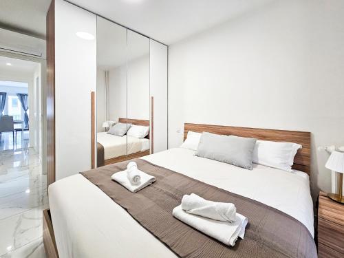 une chambre avec un grand lit avec des serviettes dessus dans l'établissement New Big Flat 8 Pers AC WiFi, à Nice