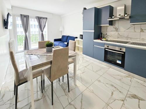 une cuisine et une salle à manger avec une table et des chaises dans l'établissement New Big Flat 8 Pers AC WiFi, à Nice