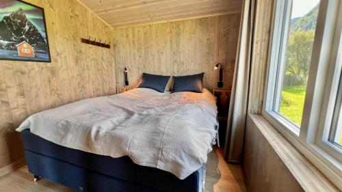 Ένα ή περισσότερα κρεβάτια σε δωμάτιο στο Sandsbu Cabin - Gimsøy Lofoten