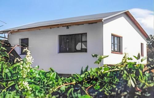 una casa blanca con ventana y algunos arbustos en Ferienhaus Barth, en Barth