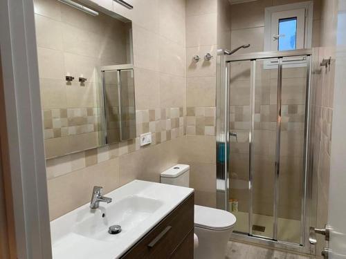 Bilik mandi di Habitación El Patufet en Casa Camí de les Aigües Monistrol de Montserrat