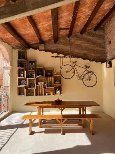 a picnic table and a bike hanging from a wall at Habitación L'Elefant en Casa Camí de les Aigües Monistrol de Montserrat in Monistrol