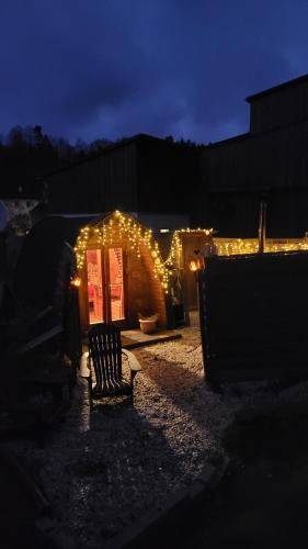 a building with lights on it with a bench at Romantischer POD - Gegen Aufpreis mit Hot Tub - Whirlpool & Sauna in Hohenberg an der Eger