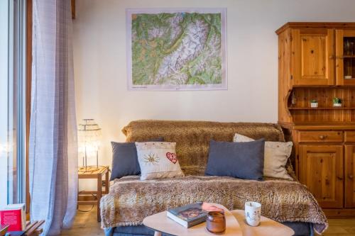 un salon avec un canapé et une table dans l'établissement Charming studio with balcony near the slopes, à Chamonix-Mont-Blanc