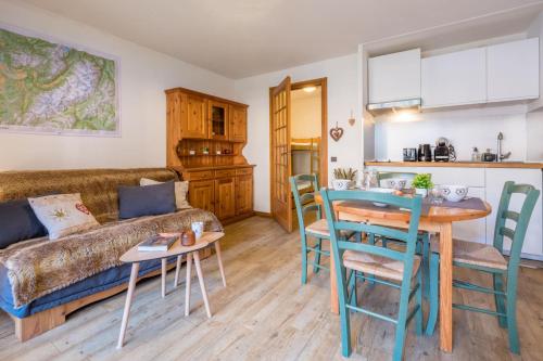 un salon avec un canapé et une table dans l'établissement Charming studio with balcony near the slopes, à Chamonix-Mont-Blanc