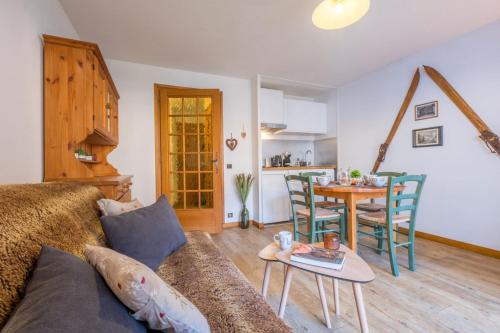 un salon avec un canapé et une table dans l'établissement Charming studio with balcony near the slopes, à Chamonix-Mont-Blanc