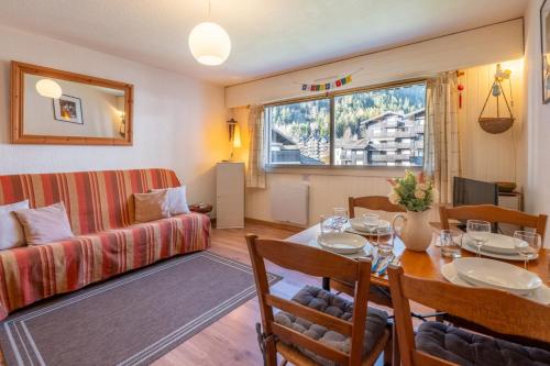 un salon avec une table et un canapé dans l'établissement Typical apartment in the heart of Chamonix, à Chamonix-Mont-Blanc