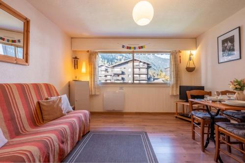 un salon avec un canapé et une table dans l'établissement Typical apartment in the heart of Chamonix, à Chamonix-Mont-Blanc