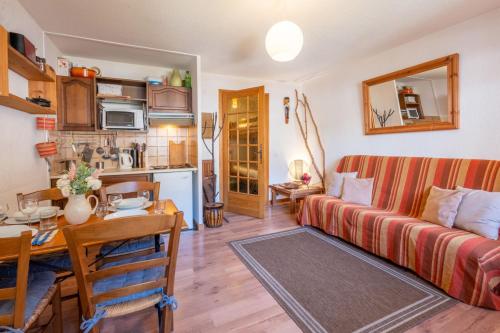 un salon avec un canapé et une table dans l'établissement Typical apartment in the heart of Chamonix, à Chamonix-Mont-Blanc