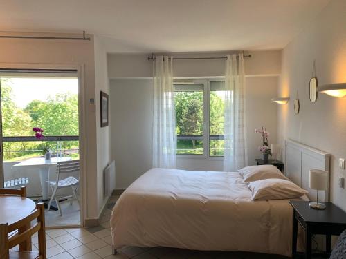 une chambre avec un lit, un bureau et une fenêtre dans l'établissement Résidence 
