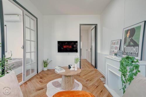 TV a/nebo společenská místnost v ubytování ANNAM Homestay - NEAR TRAIN STREET