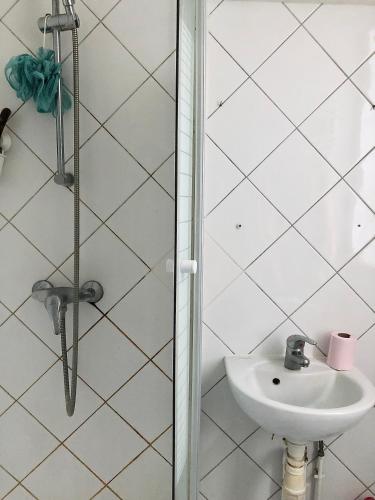une salle de bain blanche avec un lavabo et une douche dans l'établissement Joli studio Boulogne proche Paris, à Boulogne-Billancourt