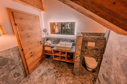 カップルにあるChalet Theresiaのバスルーム(洗面台、トイレ付)のオーバーヘッドビュー