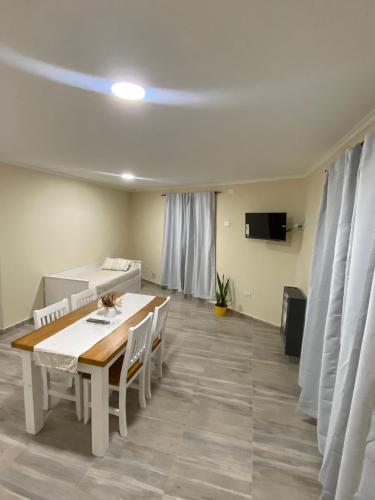 ein Esszimmer mit einem Tisch und Stühlen in einem Raum in der Unterkunft Mar & Luna in San Antonio Oeste