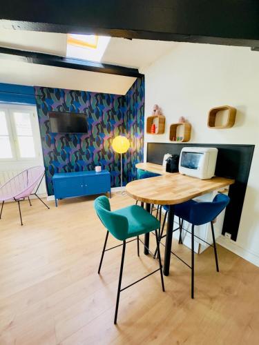 une cuisine avec une table et des chaises et un micro-ondes dans l'établissement NEW! BAGAJ Studio 70's hyper centre, à La Rochelle