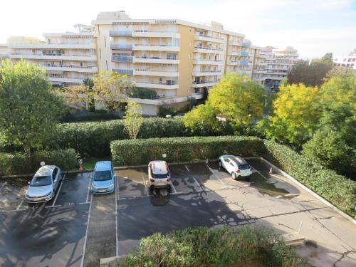 Vue de tête de trois voitures garées sur un parking dans l'établissement studio cosy avec parking 100m plage, à Fréjus