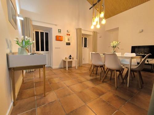 a kitchen and dining room with a table and chairs at Fatima Villas in Ourém