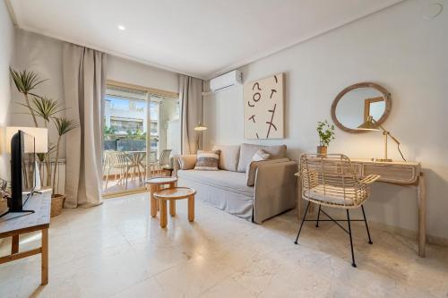 a living room with a couch and a table at Hauzify I Apartament Michelangelo in Salou